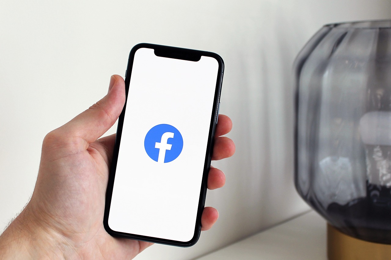 Phone, mobile, facebook — Benefits of Using White Label Facebook Ads for Digital Agencies